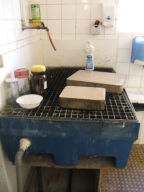 Table pour grainer les pierres lithographiques. Table pour grainer les pierres lithographiques.